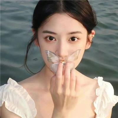 男孩在唱歌